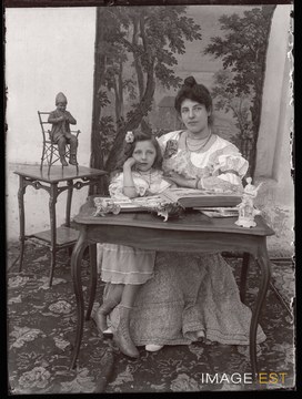 Femme assise derrière une table (Le Val-d'Ajol)